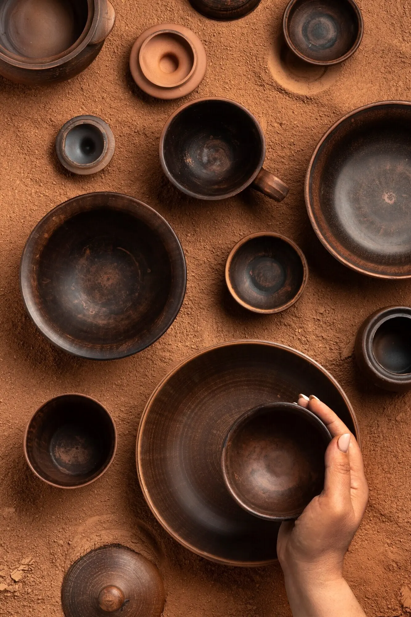 Stillleben mit Keramik- und Töpferwerkzeugen.