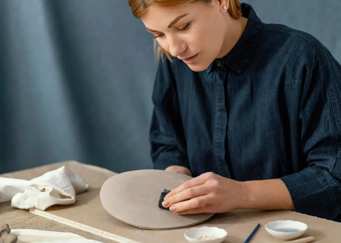 Nahaufnahme einer Frau beim Abwischen eines Tellers.